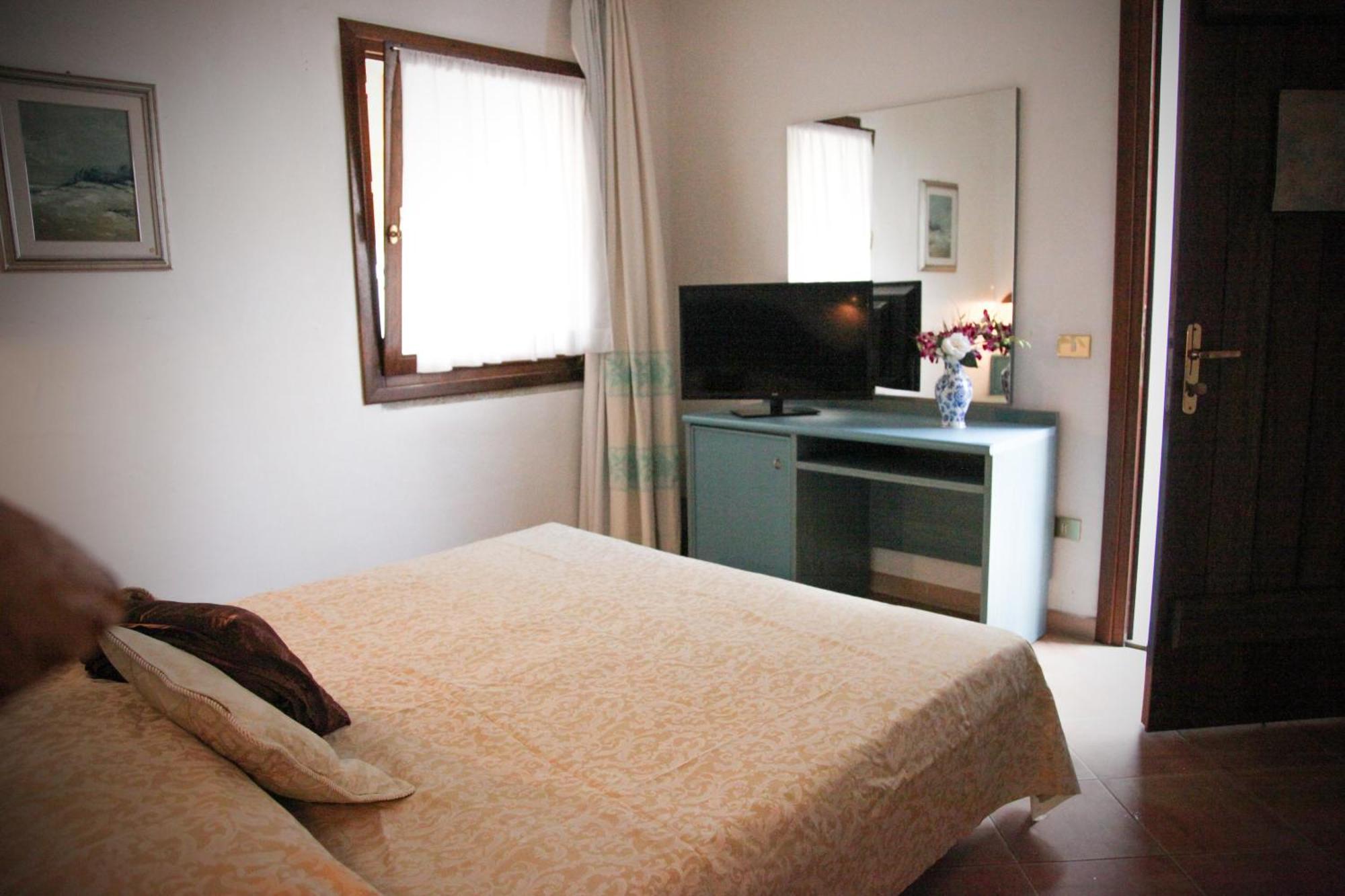 Hotel Micalosu Cannigione Rum bild